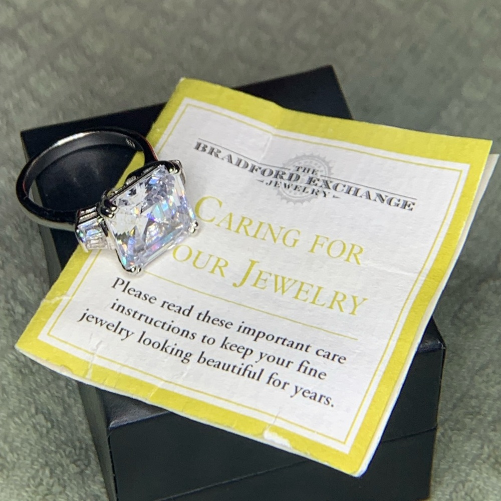 Beautiful Bradford Exchange Ring - Picture 4 of 7